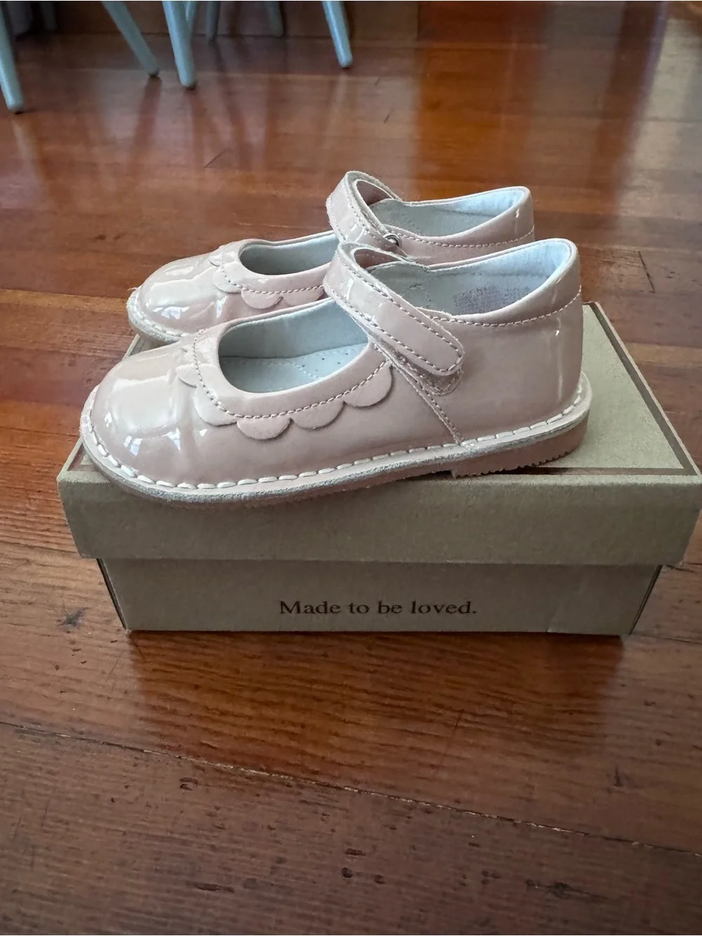 L’AMOUR Girls' Pink Patent Mary Jane Shoes with Scallop Detail